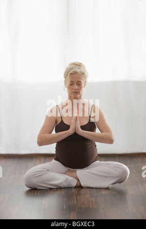 Pregnant woman relaxing Banque D'Images