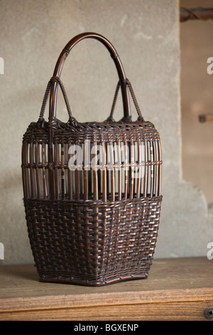 Un panier de fleurs, dans la famille de Tanabe, atelier de Sakaishi, Japon Banque D'Images