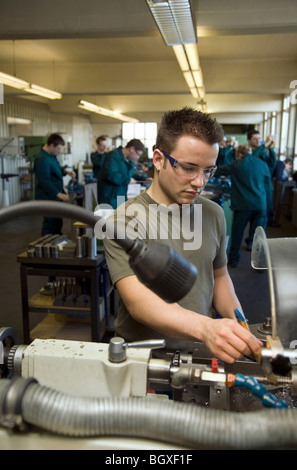 Apprenti travaillant sur une machine de tour, Muelheim an der Ruhr, Allemagne Banque D'Images