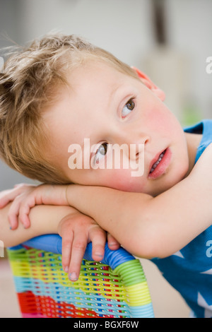 Young boy resting head on retour du président Banque D'Images