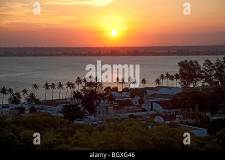 Coucher de soleil sur la baie de Maputo, Mozambique, Afrique de l'Est Banque D'Images