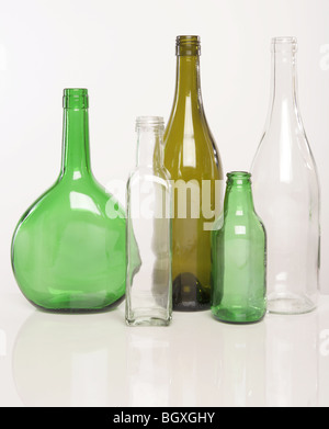 Vert Brun et verres et bouteilles en verre clair photographié sur un fond blanc. Banque D'Images