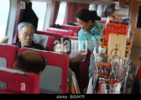 Panier Café fille sur la JR East trains Shinkansen, le fer, le Japon Banque D'Images