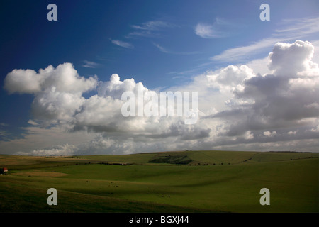 Cumulus congestus de nuages sur la vallée de Adur Parc National des South Downs Sussex England UK Banque D'Images