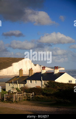 Cottages de garde-côtes afin de 7 Sœurs des falaises de craie blanche du Parc National des South Downs Sussex English Channel England UK Banque D'Images