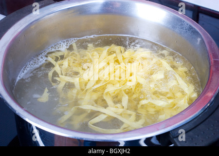 Les nouilles dans une casserole Banque D'Images