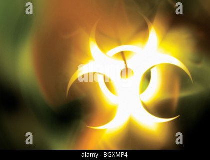 La composition numérique de la peinture avec la lumière biohazard symbole sur fond orange Banque D'Images