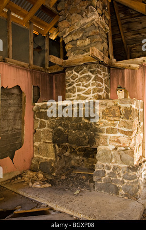 Une cheminée en pierre se trouve toujours à l'intérieur d'une maison abandonnée dans l'Animas Forks ville fantôme Banque D'Images