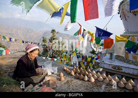Modelage femme tibétaine bouddhiste rituel des offrandes. McLeod Ganj. Dharamsala. L'Inde Banque D'Images
