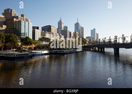 Tôt le matin, vue sur la ville et chemin Sandridge Pont sur le fleuve Yarra, Melbourne, Victoria, Australie Banque D'Images