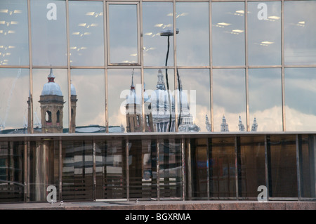 Réflexions de la Cathédrale St Paul et Cannon St Station sous Windows de l'immeuble de bureaux sur le pont de Londres Banque D'Images