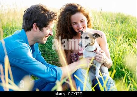 Couple avec chien dans un champ de blé Banque D'Images