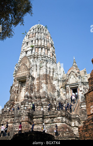 Les touristes qui visitent la Thaïlande Wat Ratchaburana. Parc historique d'Ayutthaya. Thaïlande Banque D'Images