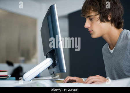 College student using computer Banque D'Images