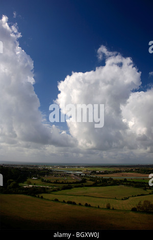 Cumulus congestus de nuages sur la vallée de Adur Parc National des South Downs Sussex England UK Banque D'Images