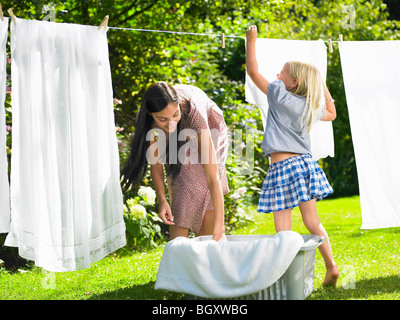 Mère et fille faire le lavage Banque D'Images