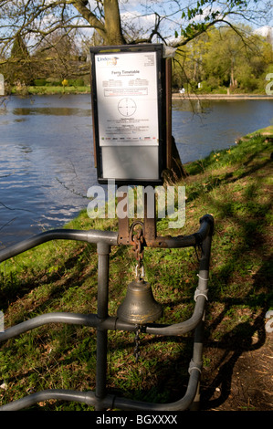 Blocage de Shepperton Ferry horaires sur tamise à Weybridge, Surrey Banque D'Images