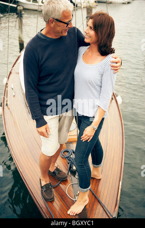 Couple d'âge moyen sur un vieux bateau Banque D'Images