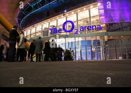 Les gens d'attente pour obtenir l'accès à l'O2 Centre à Londres Banque D'Images