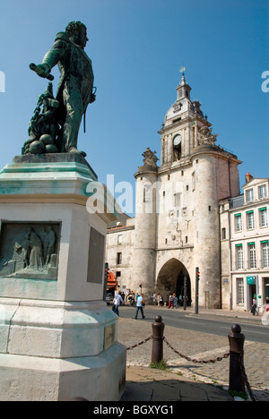Tower et statue Banque D'Images