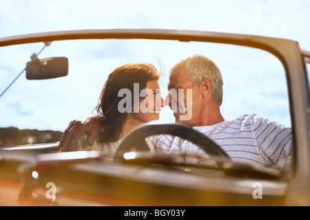 Couple en voiture, sur le point de baiser Banque D'Images