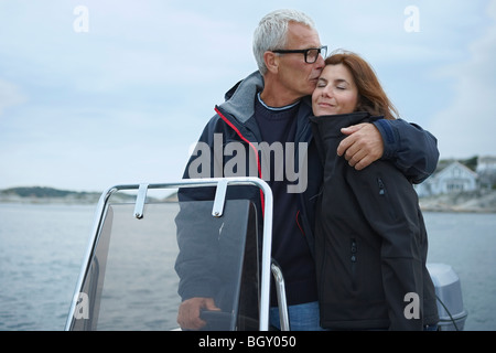 Couple d'âge moyen sur motor yacht Banque D'Images