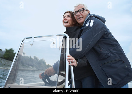 Couple d'âge moyen sur motor yacht Banque D'Images