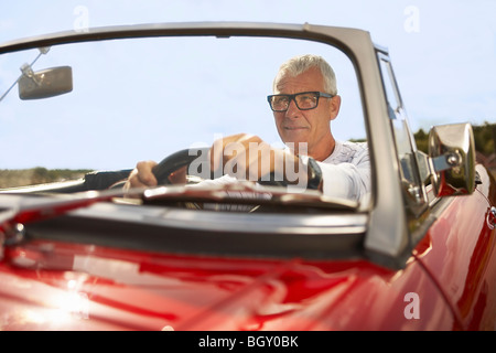 Man dans sports car Banque D'Images