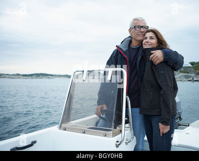 Couple d'âge moyen sur motor yacht Banque D'Images