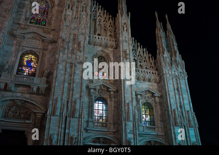 Duomo, Milan, Italie pendant la nuit, avec vitraux rétro-éclairé pour Noël Banque D'Images