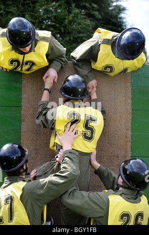 Garçons de seize ans s'attaquer le mur pendant l'activité physique exercices de résolution de problèmes à l'officier de l'Comité de sélection à Westbury, Banque D'Images