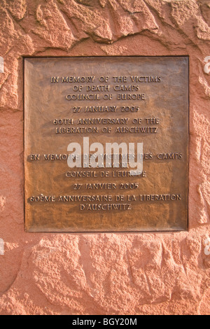 Plaque Monument à la mémoire des victimes des camps de la mort, Conseil de l'Europe 60ème anniversaire de la libération d'Auschwitz, Strasbourg Banque D'Images