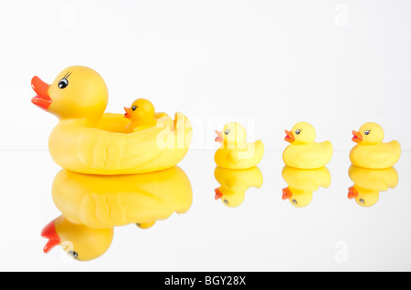 Famille de canards en caoutchouc jaune reflétée dans un miroir Banque D'Images