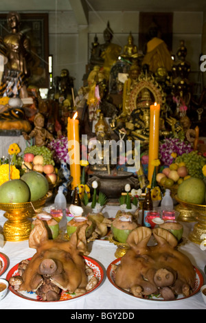 L'un des cultes les plus étranges : au Wat Bang Phra, tête de porc offerts Banque D'Images