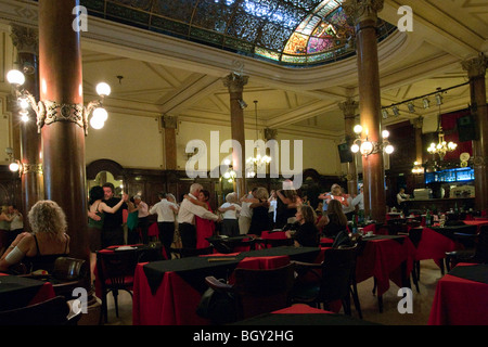 Tango, dans la ville historique de Confiteria Ideal Tango dance hall, Buenos Aires, Argentine Banque D'Images