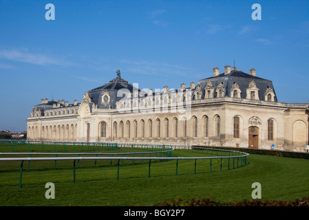 Hippodrome et vue sur les grandes Écuries près du Château de Chantilly, Oise France. ciel bleu et ensoleillé. 100391 Chantilly Banque D'Images