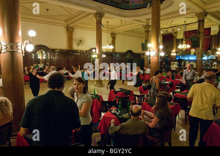 Cacarera, dans la ville historique de Confiteria Ideal Tango dance hall, Buenos Aires, Argentine Banque D'Images