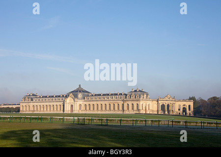 Hippodrome et les grandes écuries du Château de Chantilly, Oise France. soleil, ciel bleu. 100372 Horizontal Chantilly Banque D'Images