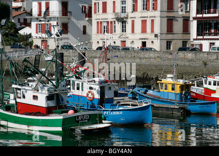 Bateaux de pêche du port de St Jean de Luz Côte Atlantique Bordeaux Aquitaine France Banque D'Images