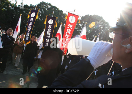 Public, y compris les nationalistes de droite, à l'anniversaire de l'empereur Akihito du Japon, Tokyo, Japon. Banque D'Images