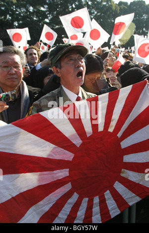 Public, y compris les nationalistes de droite, à l'anniversaire de l'empereur Akihito du Japon, Tokyo, Japon. Banque D'Images