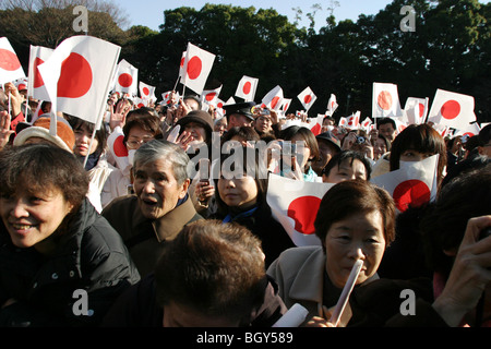 Public, y compris les nationalistes de droite, à l'anniversaire de l'empereur Akihito du Japon, Tokyo, Japon. Banque D'Images