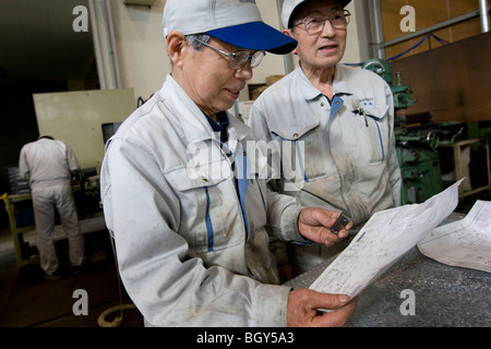 Les travailleurs âgés dans l'industrie japonaise, le Japon. Banque D'Images