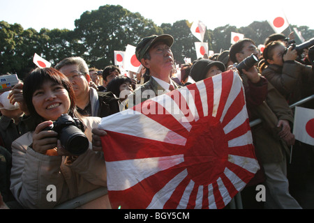 Public, y compris les nationalistes de droite, à l'anniversaire de l'empereur Akihito du Japon, Tokyo, Japon. Banque D'Images