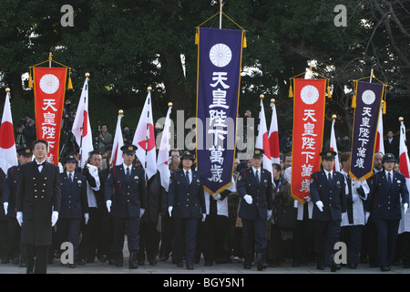 Public, y compris les nationalistes de droite, à l'anniversaire de l'empereur Akihito du Japon, Tokyo, Japon. Banque D'Images