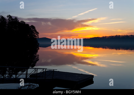 Sur la montagne Park est situé près de Gainesville, ga sur le lac Lanier. Il est très populaire auprès des pêcheurs de la banque locale comme il a une belle plage isolée, d'où pour les poissons. le lac Lanier (Lake Lanier de Sydney) est un lac de 38 000 hectares avec plus de 690 kilomètres de rivage dans le nord de la Géorgie. Il a été crée en remplissant le buford barrage sur la rivière Chattahoochee en 1956. Il est également alimenté par la rivière chestatee. Banque D'Images