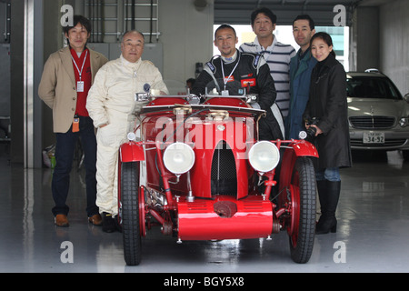 1933 MG Midget Type-C, administré et dirigé par Koichi Sugita (2e de gauche). Le Mans Classic car race, Fuji Speedway, Japon 2007 Banque D'Images