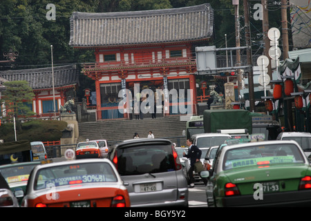 La porte de temple Yasaka, occupé à la fin de Shijo Shijo Dori (rue), dans le célèbre quartier des geishas de Gion, Kyoto, Japon, sur Banque D'Images