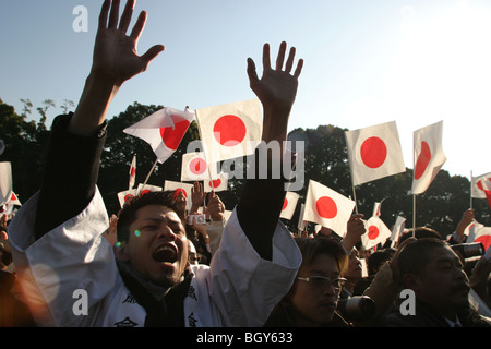 Public, y compris les nationalistes de droite, à l'anniversaire de l'empereur Akihito du Japon, Tokyo, Japon. Banque D'Images