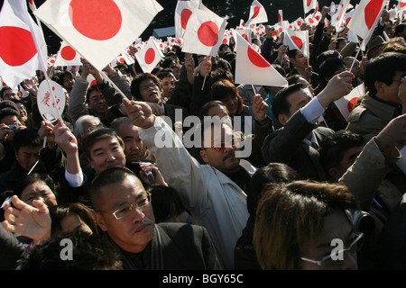 Public, y compris les nationalistes de droite, à l'anniversaire de l'empereur Akihito du Japon, Tokyo, Japon. Banque D'Images